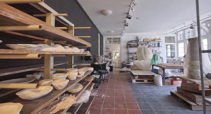 Die Arbeit steht still in der Werkstatt.