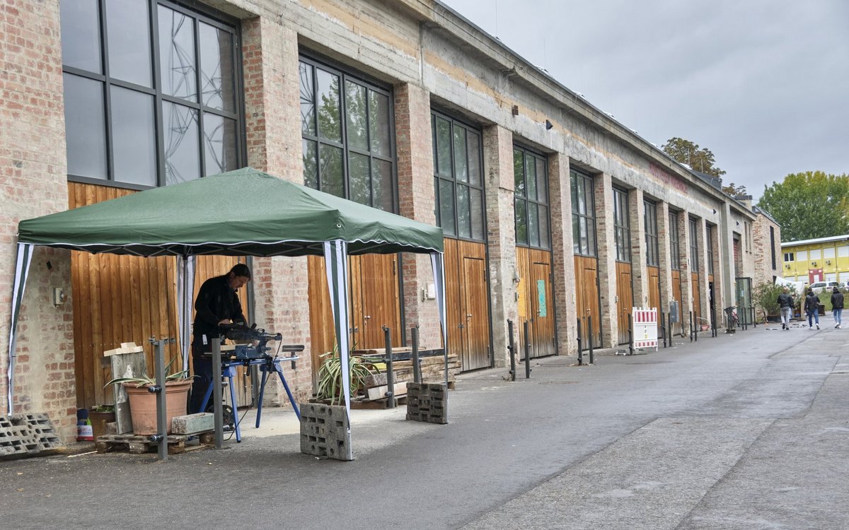 Arbeitsplätze gibt's auch vor der Halle, ...