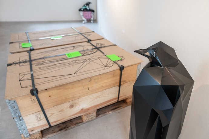 Straßenpoller in Form von Königspinguinen.