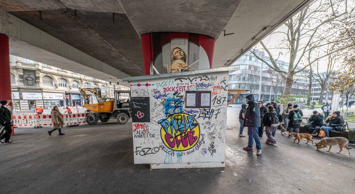 Drogenszene, Paule Club, Passant:innen und viel Beton: Leben in Stuttgart unter der Brücke.