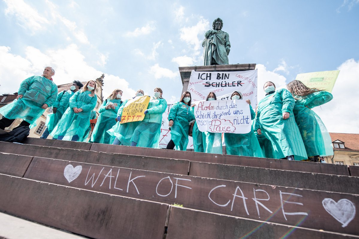 Auf die Straße für gute Pflege: weil Menschen keine "Fälle" sind. Fotos: Jens Volle