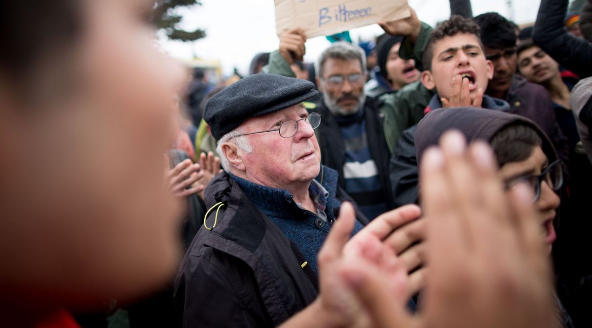 Norbert Blüm 2016 im Flüchtlingslager Idomeni an der Grenze zwischen Griechenland und Mazedonien. Foto: Kay Nietfeld/dpa