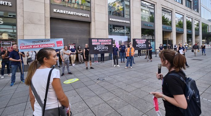 Protest gegen die Schließung von Karstadt-Sports am 3. Juli auf der Stuttgarter Königstraße. Protest gegen die Schließung von Karstadt-Sports am 3. Juli auf der Stuttgarter Königstraße.