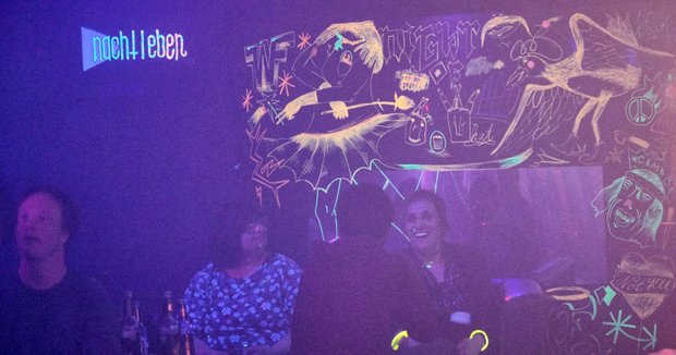 Inklusives Chillen, leuchtend Neon.