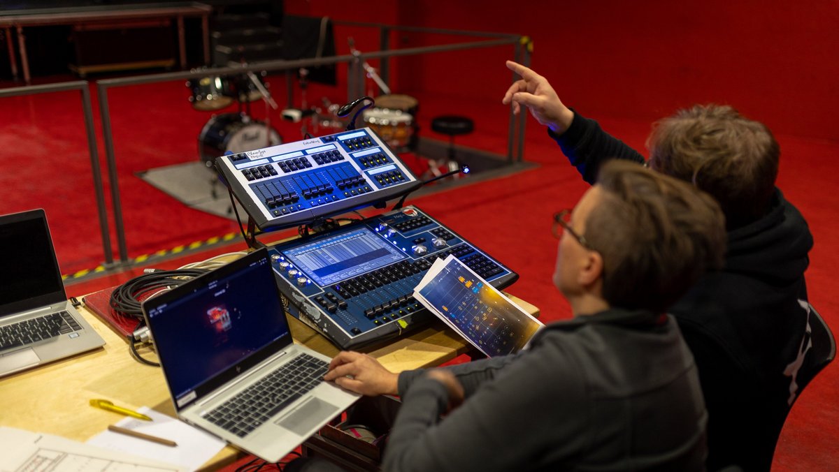 Lichttechnik braucht Strom – künftig aus der eigenen Solaranlage? Die kurzfristigen Verträge der Stadt lassen das nicht zu. Foto: Julian Rettig