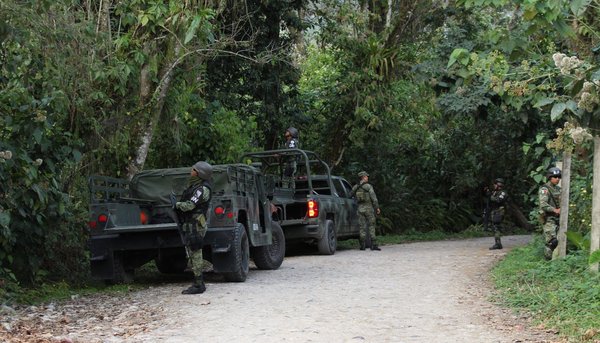 Nationalgardisten suchen einen Rucksack- und Kameraräuber.