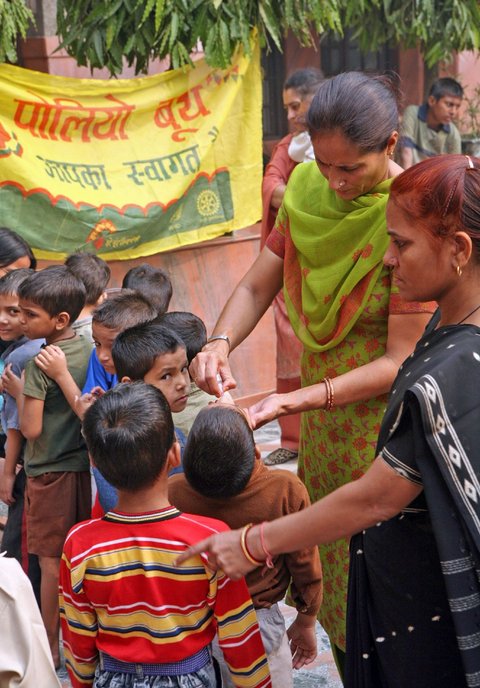 Patentfrei gegen Kinderlähmung: Schluckimpfung in einem indischen Waisenhaus in Delhi, 2006. Foto: Joachim E. Röttgers