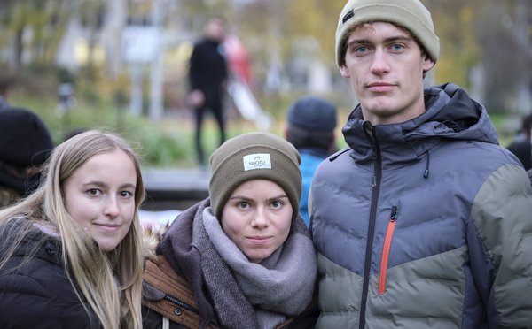 Nina Cuttica, Lena Kühn und Christopher Walderich (von links) unterstützen die Iraner:innen. Foto: Joachim E. Röttgers