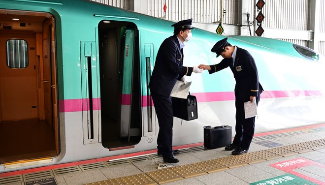Lokführerwechsel – ohne Verbeugungen geht auch das in Japan nicht.