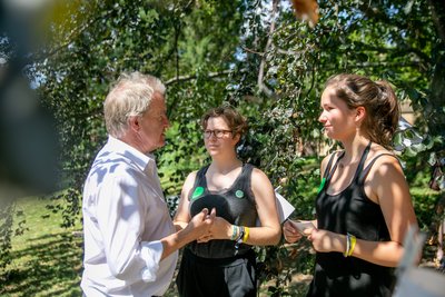 Franz Untersteller übt sich im Zuhören. Foto: Staatsministerium Baden-Württemberg