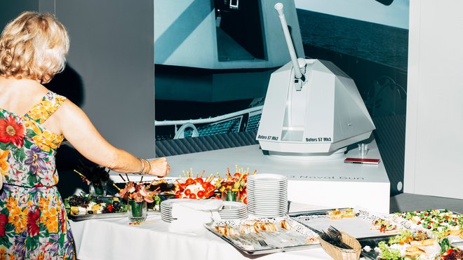 Büffet vor dem Modell einer Bofors-Marinekanone. MSPO Expo, Kielce, Polen 2016.