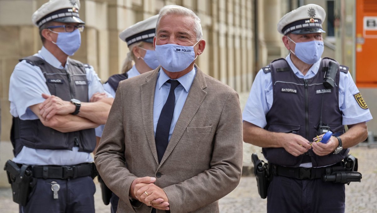 Erst hat Thomas Strobl keine Maske tragen wollen, nun hat er eine gefunden, die ihm gefällt. Fotos: Joachim E. Röttgers