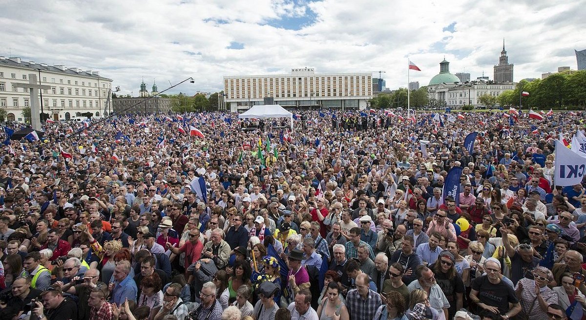 Inzwischen marginalisiert: Oppositionelle Kräfte demonstrieren gegen die polnische Regierung, 7. Mai 2016 auf dem Warschauer Pilsudski-Platz. Foto: Flickr/Platforma Obywatelska, CC BY-SA 2.0