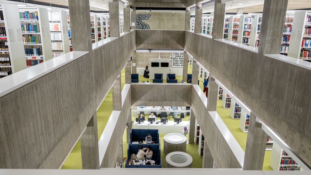 Neben Büchern hat die WLB auch Vorträge und Kurse im Angebot. Foto: Jens Volle