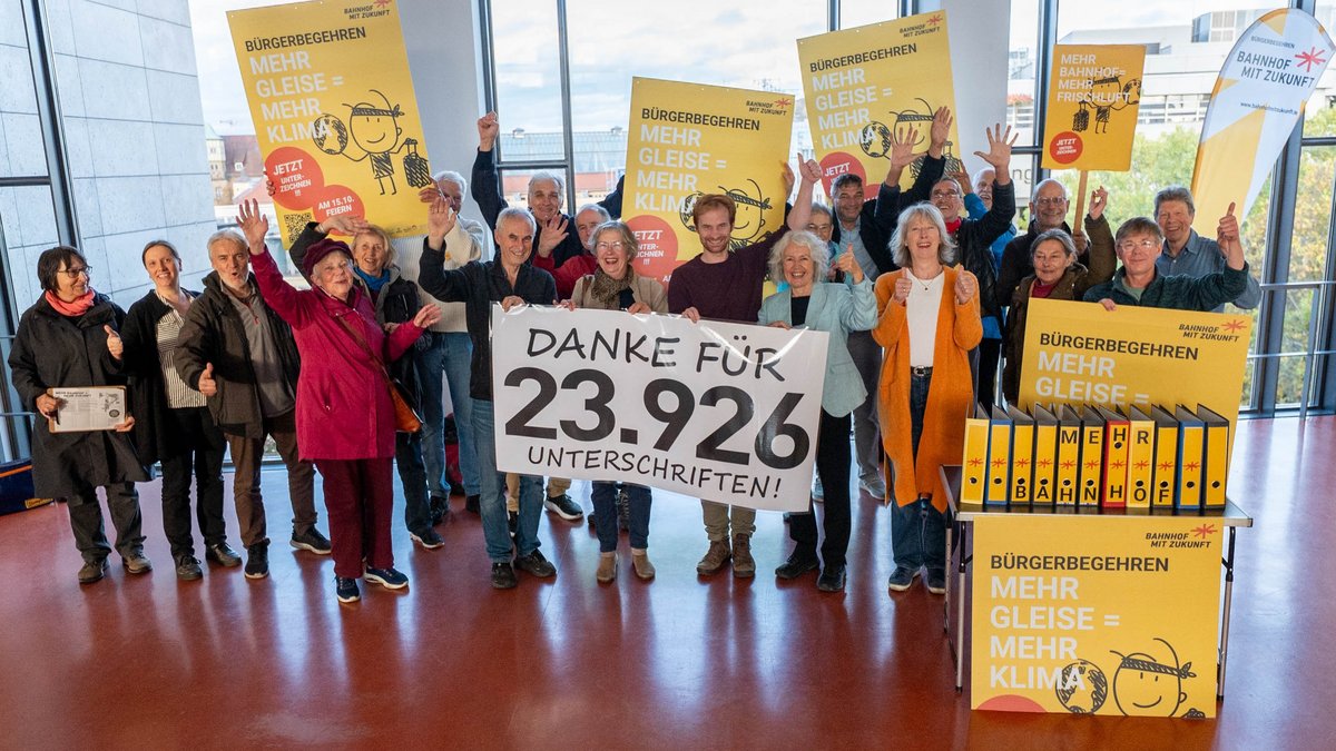 Das Bündnis im Rathaus am Tag nach Abgabe der letzten Stimmen. Foto: Jens Volle Das Bündnis im Rathaus am Tag nach Abgabe der letzten Stimmen. Foto: Jens Volle