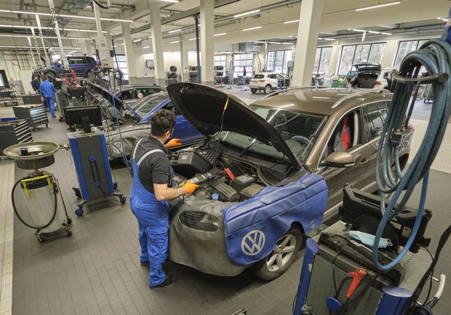 Früher oder später ebenfalls betroffen: Automechaniker in der VW-Niederlassung Stuttgart. Foto: Joachim E. Röttgers