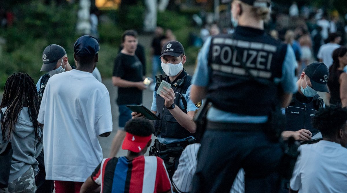 Polizeikontrolle am Stuttgarter Eckensee. Foto: Jens Volle