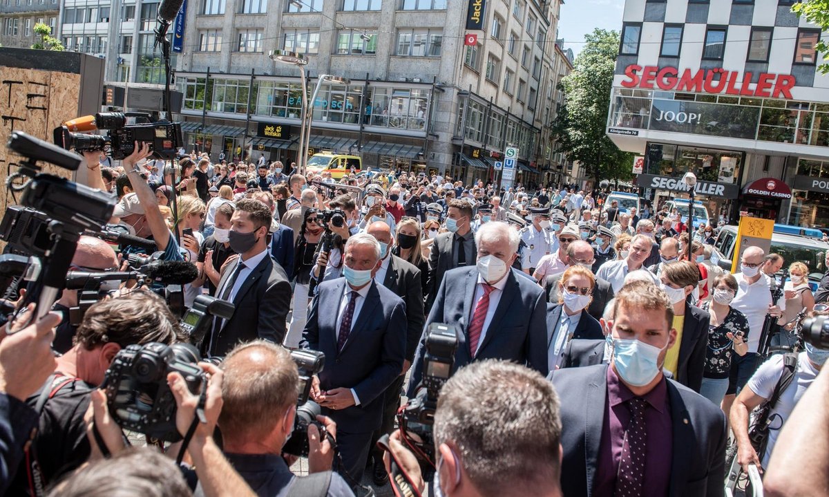 Die Pressevertreter bringen sich in Stellung.