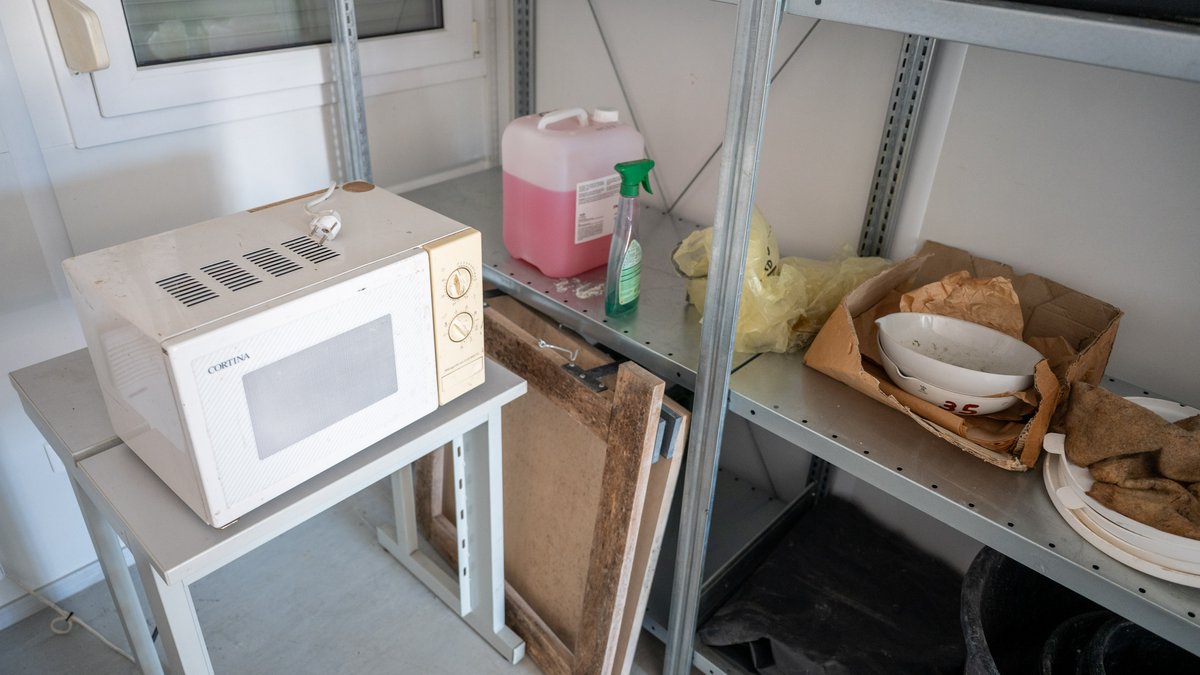 Die Betonteststücke werden nach dem Wässern in dieser Mikrowelle wieder getrocknet.