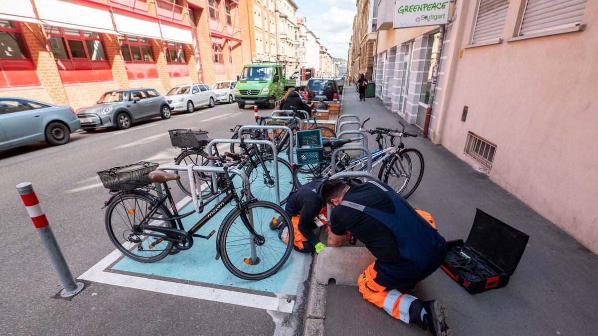 Hier sind ein paar Autoparkplätze Sitzbänken und Fahrradstellplätzen gewichen.