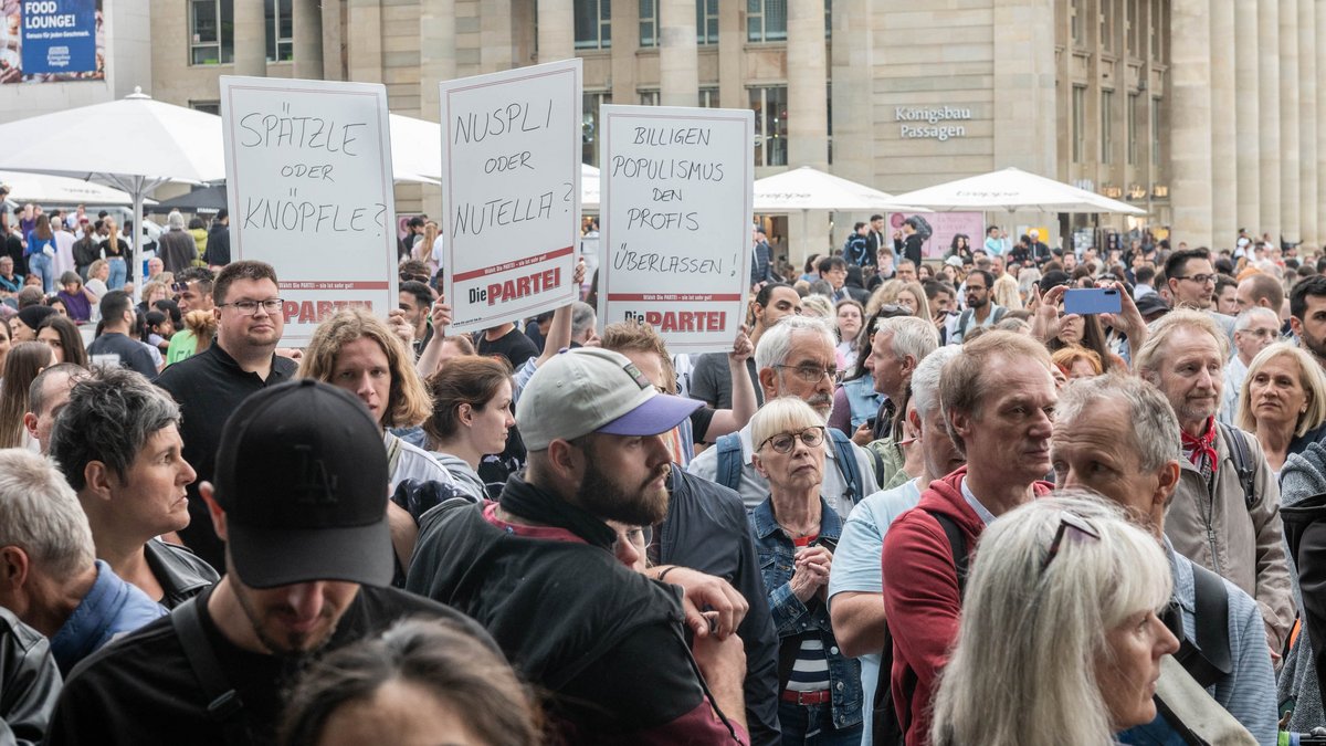 Viel Zuspruch aus dem Publikum, "Die Partei" kontert. Viel Zuspruch aus dem Publikum, "Die Partei" kontert.