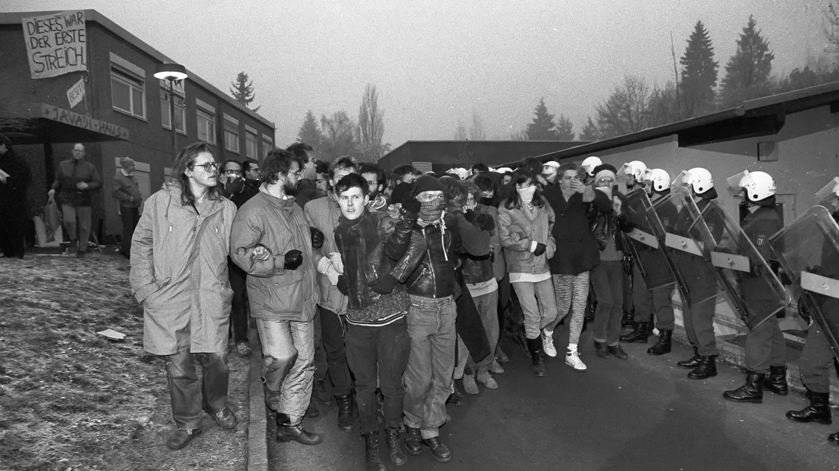 Geschlossen verlassen die Besetzer*innen das Javadi-Haus. Foto: Ulrich Metz