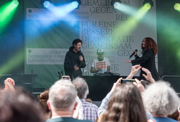 Max Herre und Joy Denalane: Spaß auf und vor der Bühne beim "Fest gegen rechts" vergangenen Samstag in Stuttgart. Foto: Jens Volle