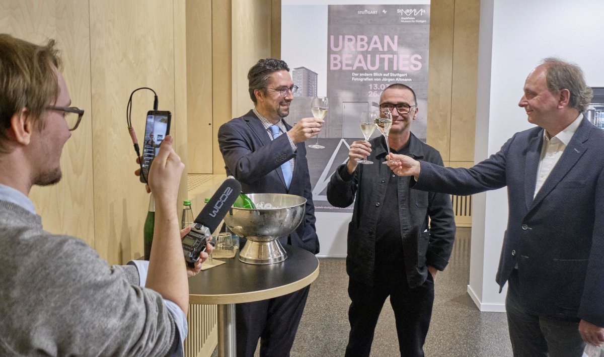 Museumsdirektor Torben Giese (Mitte links), Jürgen Altmann (Mitte rechts) und Laudator Christian Gögger (rechts) lassen's klirren fürs Instagram-Video. Mehr Fotos von der Vernissage mit Klick aufs Bild.