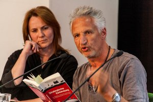 Kontext-Gastautorin Annette Ohme-Reinicke und Herausgeber Michael Wilk. Foto: Alexander Schäfer/www.schaeferweltweit.de