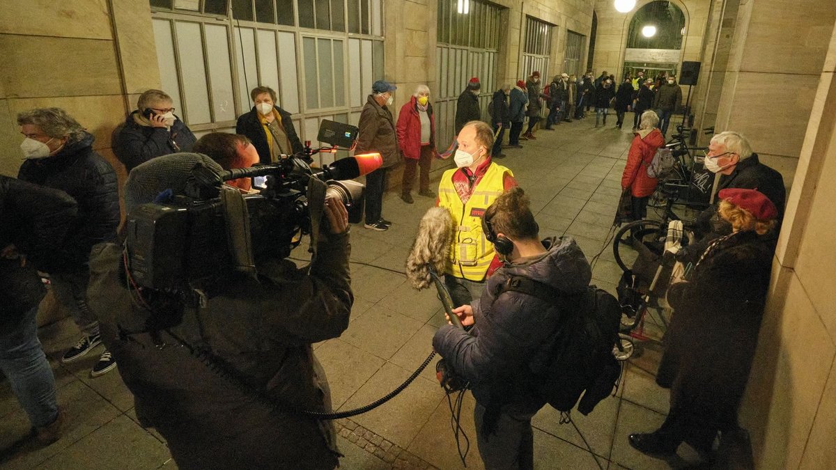 Das mediale Interesse an der Menschenkette ist groß. Vor der Kamera: Mitinitiator Chris Rihm.