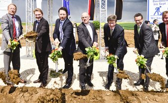 Das 10 000-Millionen-Euro-Projekt Zehn Männer vergraben 10 000 Millionen Euro. Foto: DB