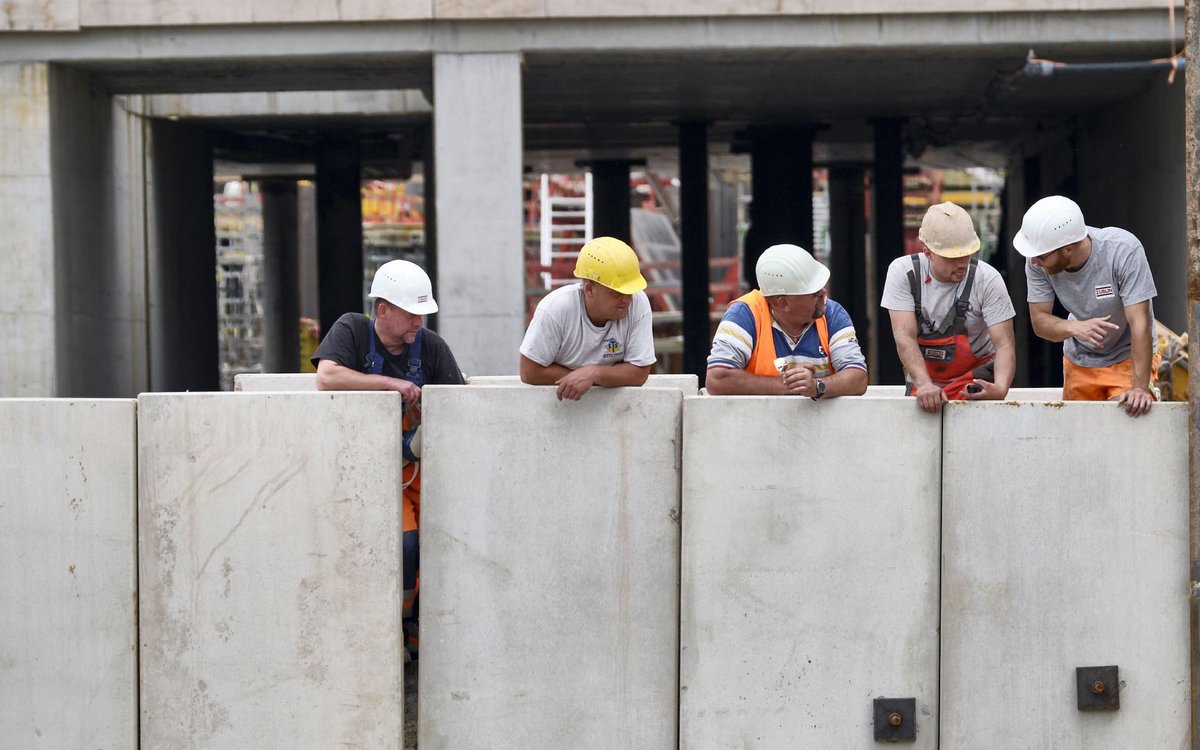 Um das größte Loch in Stuttgart. (Arbeiter in der Baustelle des S-21-Tiefbahnhofs.) 