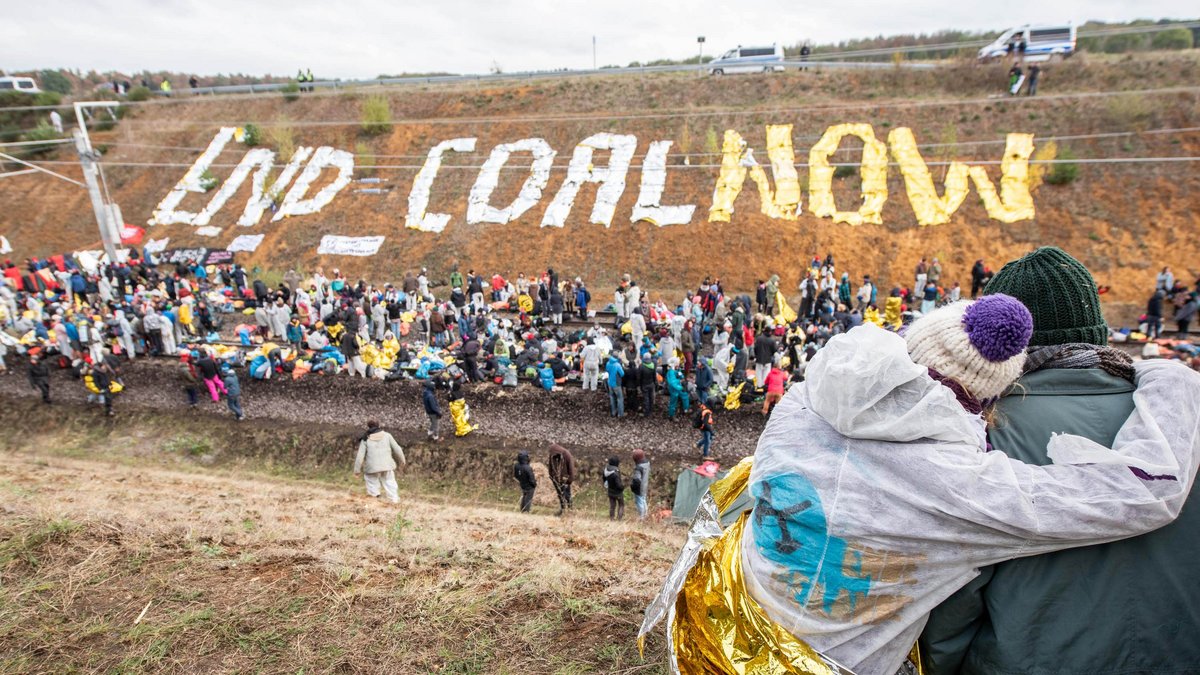 Im Rheinischen Braunkohlerevier: "Ende Gelände" sieht sich als "Bündnis für zivilen Ungehorsam", hier 2018. Foto: Jens Volle