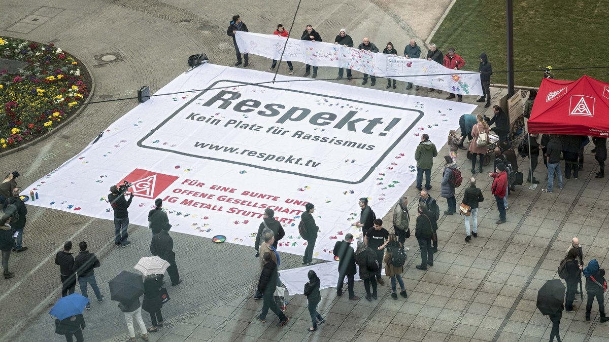 Auch Arbeitnehmer:innen machen sich längst stark gegen rechts – hier eine Aktion der IG Metall Stuttgart, März 2017. Foto: Joachim E. Röttgers