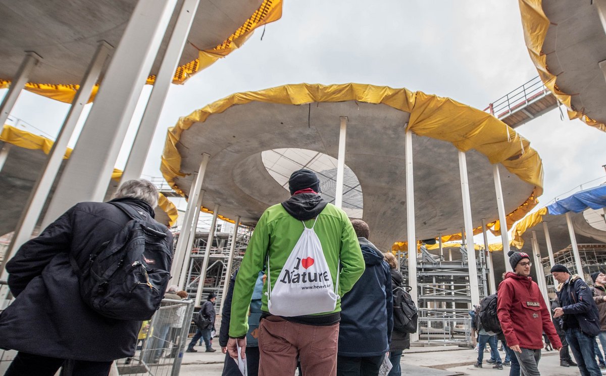 Farbenfroh präsentiert sich auch die Stuttgart-21-Haltestelle am 8.4.2023, Tag der offenen Baustelle. Wann sie fertig sein wird? Steht in den Sternen ...