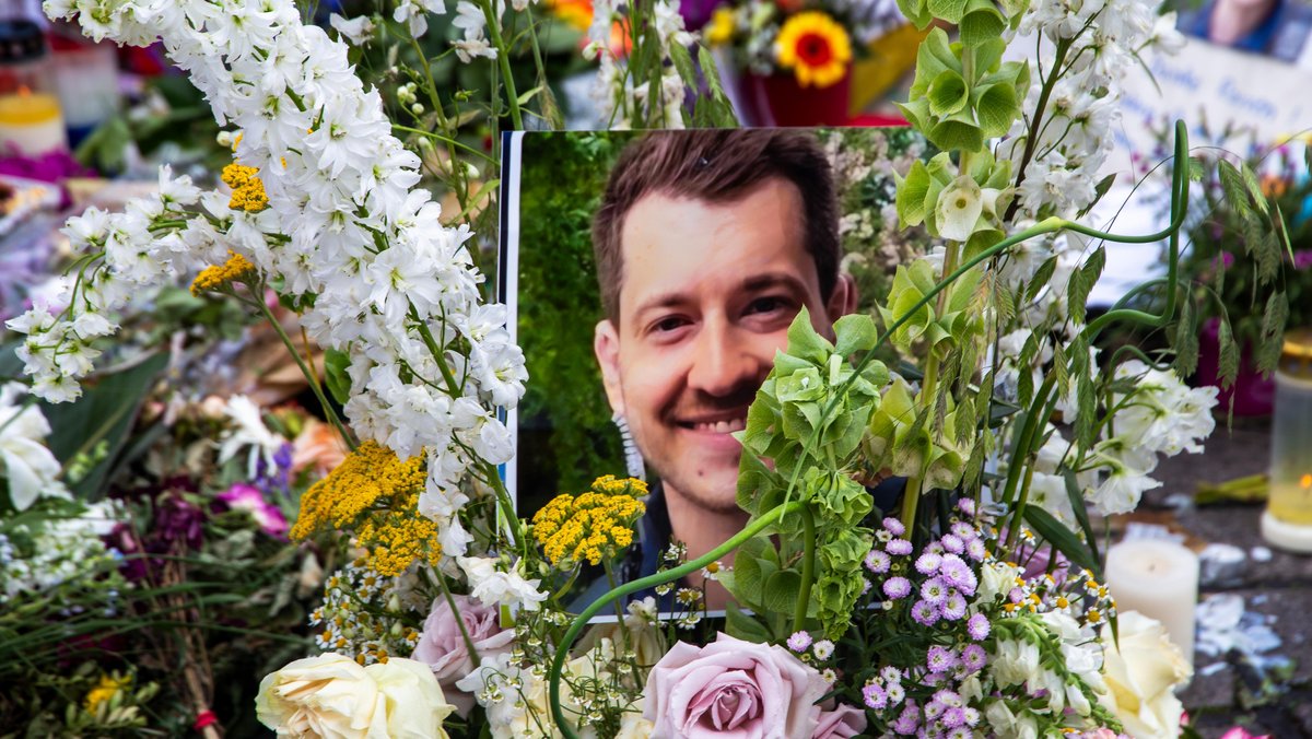 Anteilnahme am Mannheimer Marktplatz nach der Tötung von Rouven L. Foto: picture alliance / Chromorange | Udo Herrmann