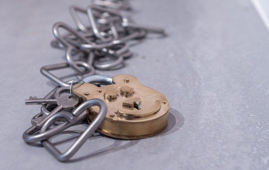 Lachen wirkt lösend? Nicht bei Megyeris Vorhängeschloss.