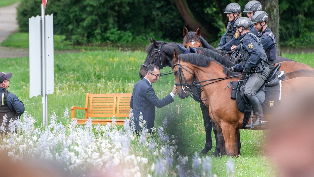 ... schnell rüber zum Polizeipferdtätscheln, das gibt schöne Bilder.