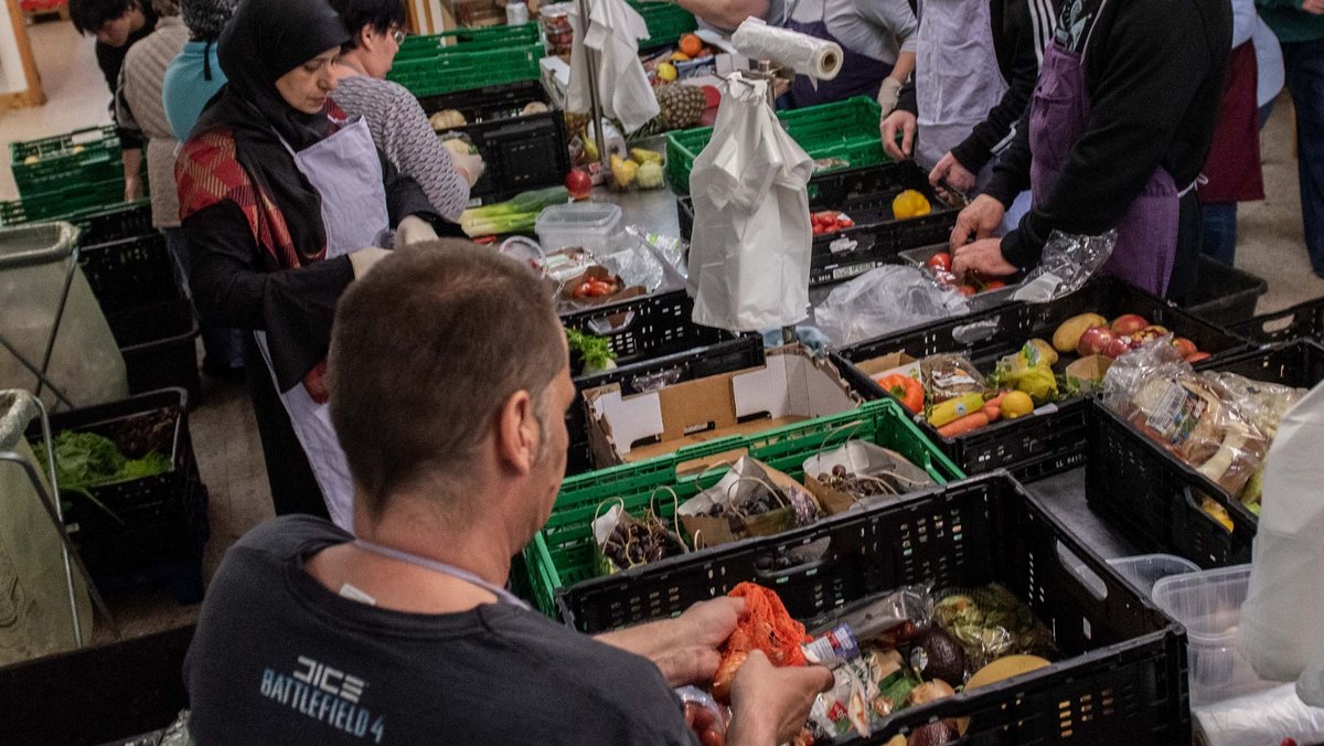 Viele helfende Hände sortieren schlechtgewordene Lebensmittel aus. Viele helfende Hände sortieren schlechtgewordene Lebensmittel aus.