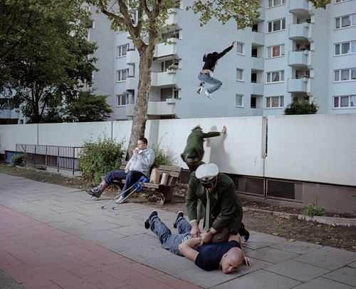 Wie aus einem Film wirkt diese gestellte Szene einer Polizeikontrolle. Foto: Maziar Moradi Wie aus einem Film wirkt diese gestellte Szene einer Polizeikontrolle. Foto: Maziar Moradi