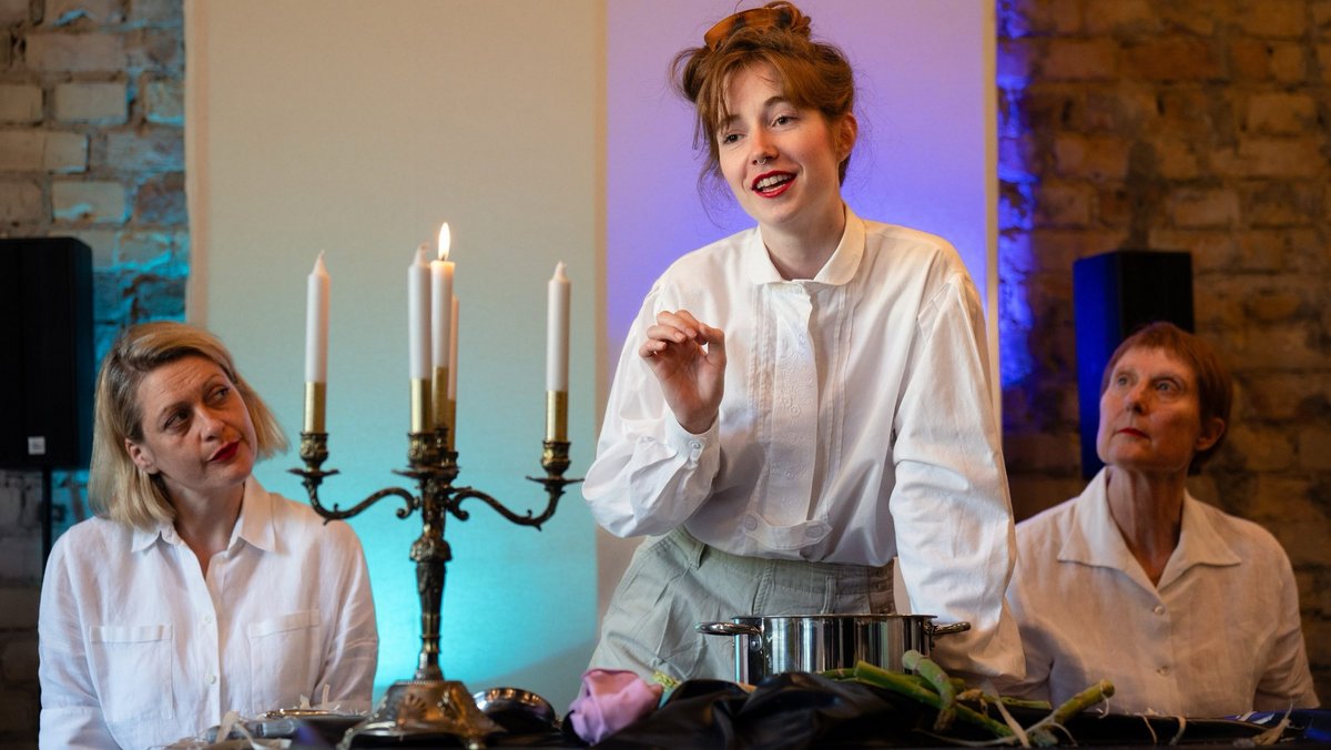 Maria Stickels (Mitte) und Claudia Pflaum-Richters (rechts) Familien sprachen lange nicht über ihre polnischen Wurzeln. Links: Tina Stottko.  Maria Stickels (Mitte) und Claudia Pflaum-Richters (rechts) Familien sprachen lange nicht über ihre polnischen Wurzeln. Links: Tina Stottko.