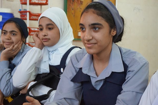 Sayna (Mitte) und Aghapy (rechts) haben es in die Elektro-Ausbildung geschafft. 