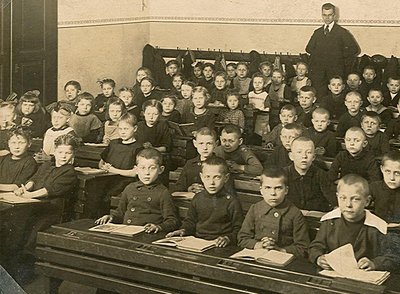 Kommandoton und militärischer Drill: eine Einklassenschule um 1900 und ihr Zuchtmeister. Foto: Stadt Bochum