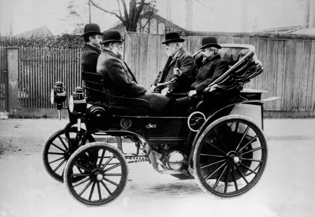 Auf dem Daimler-Riemenwagen von 1897 vorne links: Adolf Groß, Direktor der Maschinenfabrik Esslingen. Ihm gegenüber sitzen Gottlieb Daimler und Wilhelm Maybach (rechts). Foto: Mercedes-Benz AG, <a rel="nofollow" class="external text" href="https://mercedes-benz-publicarchive.com/marsClassic/de/instance/ko.xhtml?oid=579&relId=1001&resultInfoTypeId=172#prevId=118220" target="_blank" class="external-link-new-window">Link</a>