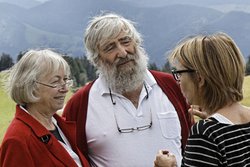 Gipfelgespräch auf dem Belchen: Ursula und Michael Sladek mit Kontext-Redakteurin Susanne Stiefel.anne Stiefel.