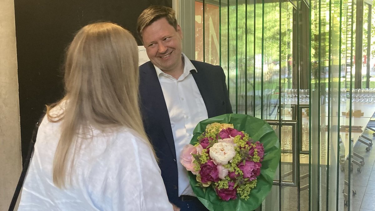 Endlich mal wieder ein Lächeln in Gammertingen: Nach zwei Wochen Wahlkampf triumphierte Andreas Schmidt. Foto: Kontext