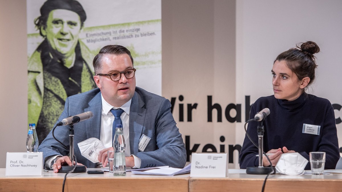 Gut wäre es gewesen, der Professor hätte mehr nach rechts geschaut: Oliver Nachtwey und Nadine Frei. Foto: Jens Volle