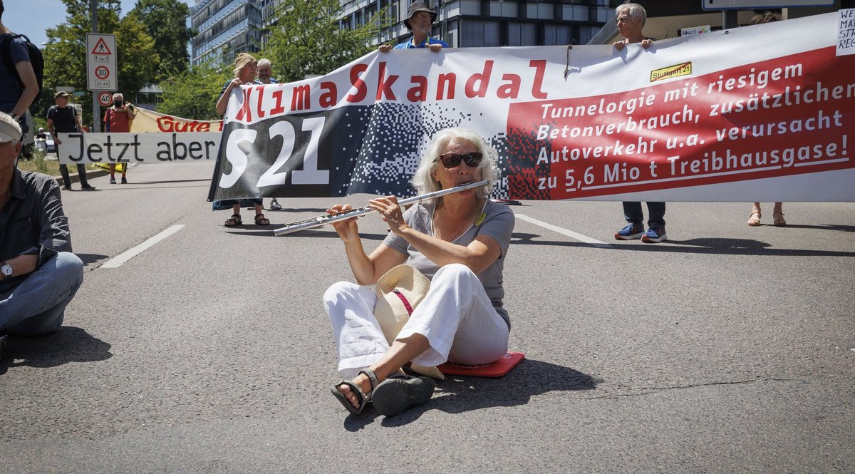 Flötentöne gegen neuen Tunnel: Straßenblockade der S-21-Gegner:innen am 18. Juli auf der Stuttgarter Friedrichstraße anlässlich der Lenkungskreissitzung. Foto: Julian Rettig