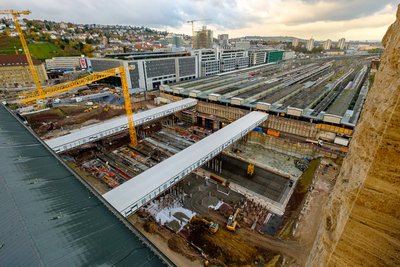 Der Blick auf die Baustelle aus dem Bahnhofsturm. 