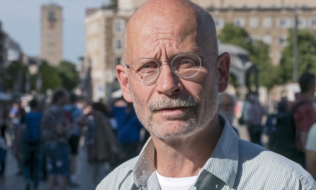 Tom Adler, hier bei einer Montagsdemo gegen S 21 im Juni 2017, den Kopfbahnhof im Hintergrund. Fotos: Joachim E. Röttgers